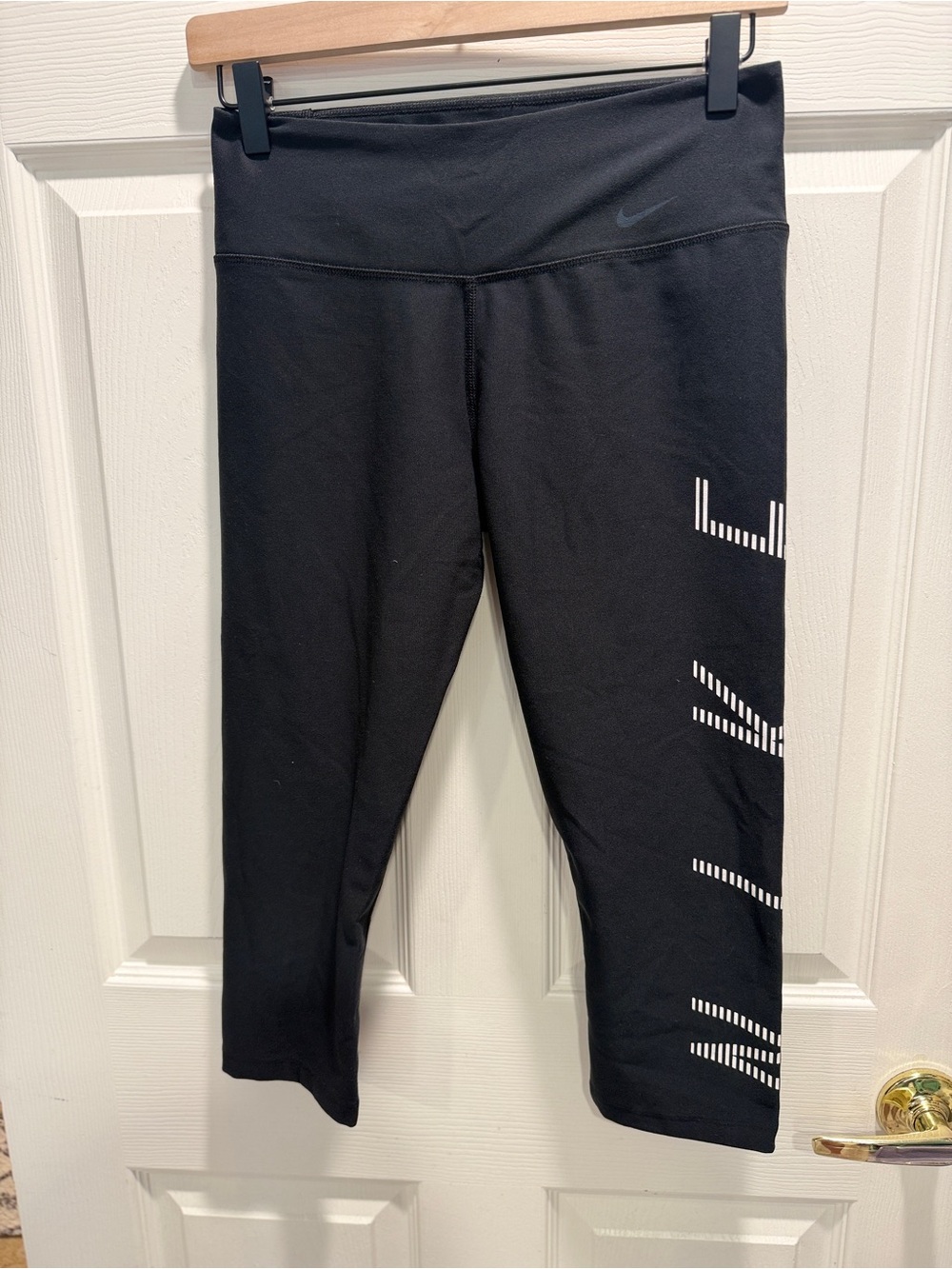 Nike Dri-FIT Cropped Capri Leggings Black Reflective Graphic Size Medium - Picture 2 of 9